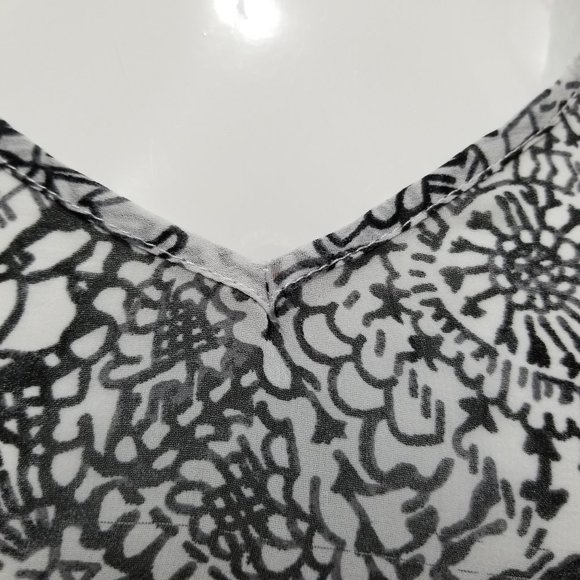 Ambiance top Small semi sheer floral geometric print split back bell sleeve - Picture 9 of 13